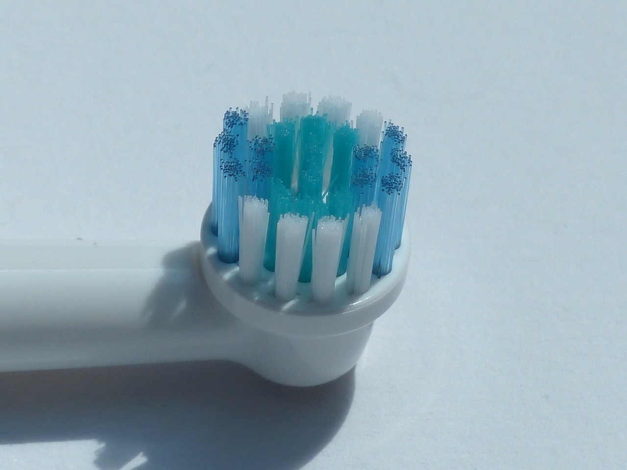 Cuáles son las ventajas del cepillo de dientes eléctrico? - Clínica Dental  Everest